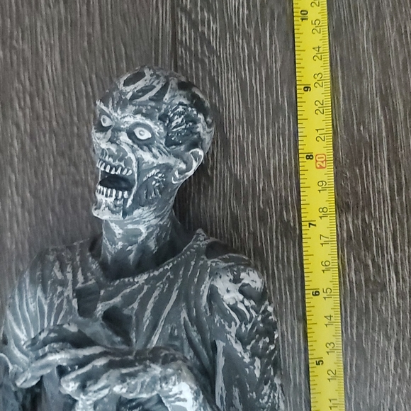 The Walking Dead Diamond Select Toys Zombie Coin Bank 2012 B&W - Piggy Bank - Picture 3 of 9